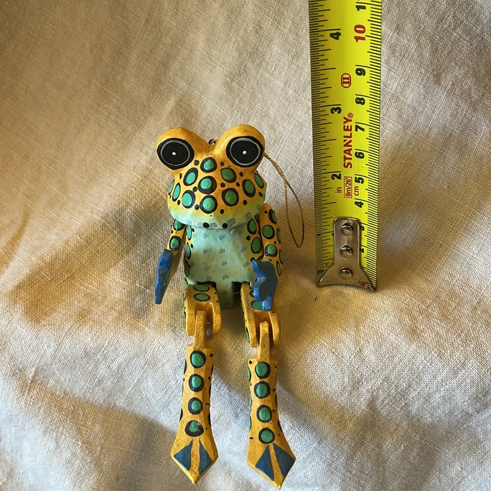 Articulated wooden frog ornament - Picture 6 of 6